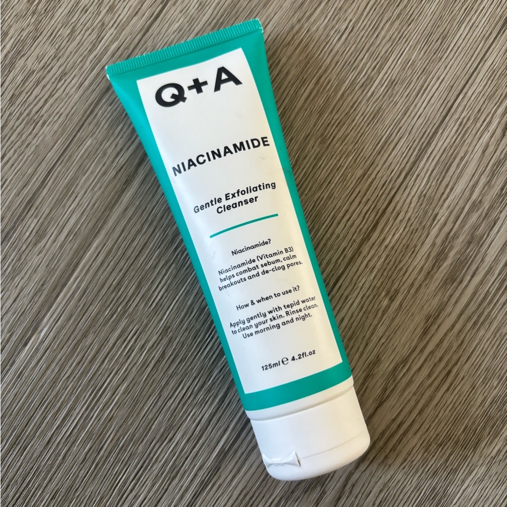 5/$25✨Niacinamide Gentle Exfoliating Cleanser - White and Teal